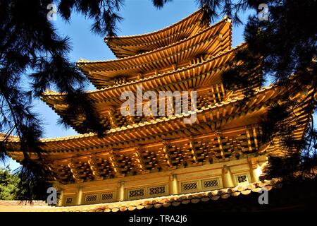 Pagode dorée du mouvement religieux de Jeung San do à Cheongju, en Corée Banque D'Images