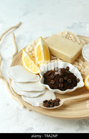 Ingrédients pour préparer du café. Les grains de café, sel de mer, de savon, de citron sur plaque de bois et fond gris, bien-être élégant maison org Banque D'Images