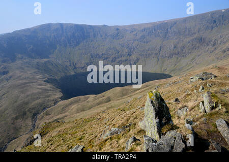 Blea Eau et Bell, de mauvais Mardale Crag rugueuse sur la route à la Wainwright High Street, dans le Parc National du Lake District, Cumbria, Angleterre. Banque D'Images