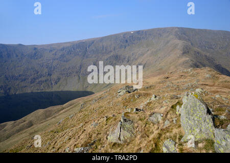 Blea, eau & Riggindale Long Stile Crag de Crag sur la route à la Wainwright High Street, dans le Parc National du Lake District, Cumbria, Angleterre. Banque D'Images