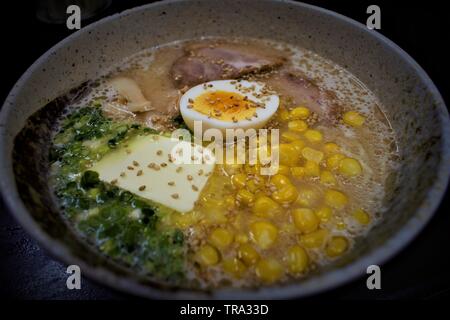 Maïs beurre en Ramen Sapporo, Hokkaido, Japan Banque D'Images