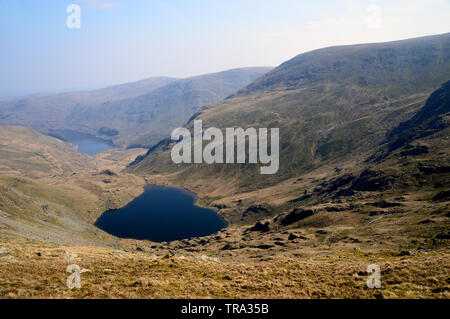 L'eau de petite et le réservoir de Haweswater près du sommet de la mauvais Mardale Wainwright Bell dans la Parc National de Lake District, Cumbria, England, UK. Banque D'Images