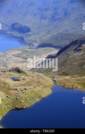 L'eau de petite et le réservoir de Haweswater près du sommet de la mauvais Mardale Wainwright Bell dans la Parc National de Lake District, Cumbria, England, UK. Banque D'Images