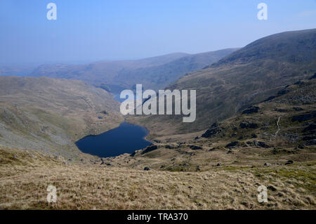 L'eau de petite et le réservoir de Haweswater près du sommet de la mauvais Mardale Wainwright Bell dans la Parc National de Lake District, Cumbria, England, UK. Banque D'Images