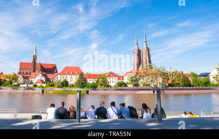 Les gens se reposent au Dunikowskiego Boulevard à la rénovation Wroclaw Oder banque. avec la Cathédrale de Saint Jean Baptis. Pologne Banque D'Images