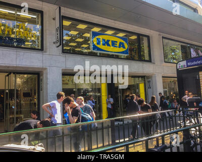 Paris, France, les gens faire du shopping à l'intérieur, de l'ameublement IKEA Store à Paris Centre, Madeleine Banque D'Images