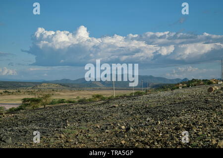Lac contre les paysages arides du lac Magadi, Rift Valley, Kenya Banque D'Images