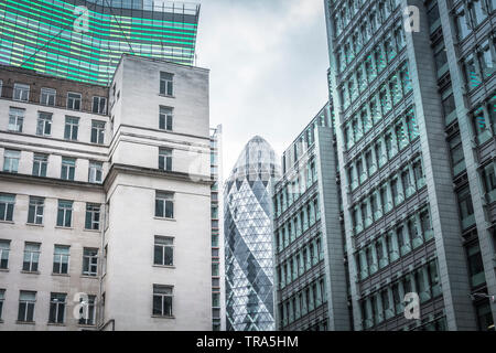 Norman favorise l' 30 St Mary Axe, alias le Gherkin, St Mary Axe, London, EC3, UK Banque D'Images