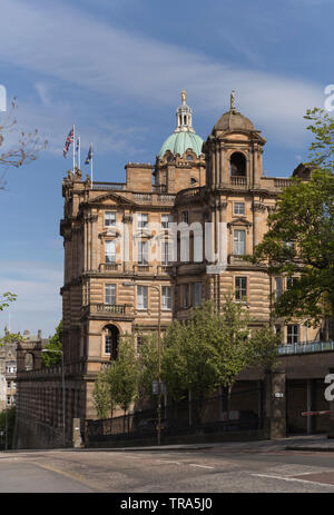 La façade ouest de la Lloyds Banking Group siège social sur la butte, Édimbourg, a été reconstruit par David Bryce pendant les années 1870 Banque D'Images