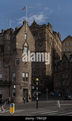 Cockburn Street, du Royal Mile, est au cœur de la vieille ville d'Édimbourg. Banque D'Images