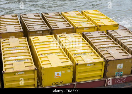 Récupération de remorqueur Cory transportant des conteneurs scellés le long de la Tamise à défausser décharge à Thurrock en Essex Banque D'Images