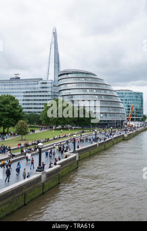 Les touristes bénéficiant d''une vue sur Norman Foster's London City Hall, sur les rives de la Tamise, Londres, UK Banque D'Images