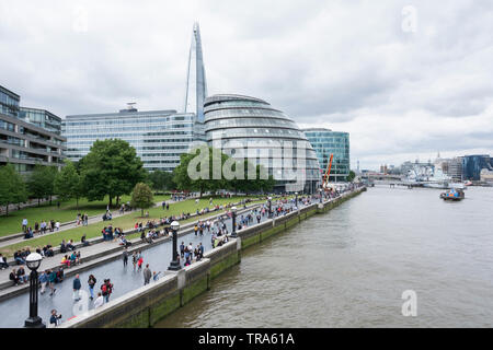 Les touristes bénéficiant d''une vue sur Norman Foster's London City Hall, sur les rives de la Tamise, Londres, UK Banque D'Images