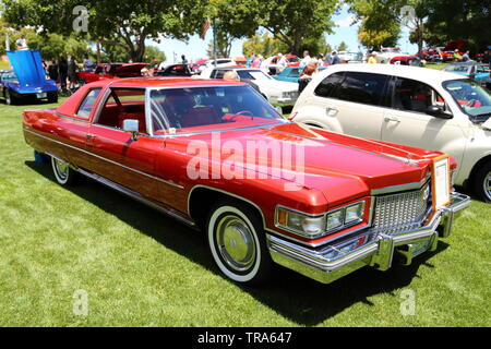 Une Cadillac DeVille rouge entre véhicules vintage et Hot Rods à un événement jour commémoratif à Boulder City, Nevada, USA Banque D'Images