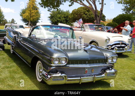 Une Oldsmobile Eighty-Eight parmi les convertibles véhicules vintage et Hot Rods à un événement jour commémoratif à Boulder City, Nevada, USA Banque D'Images