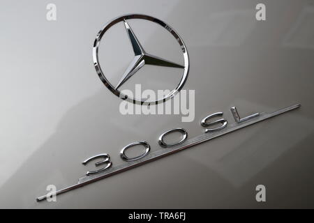 Emblème sur le coffre d'une classic silver Mercedes 300 SL Gullwing Banque D'Images