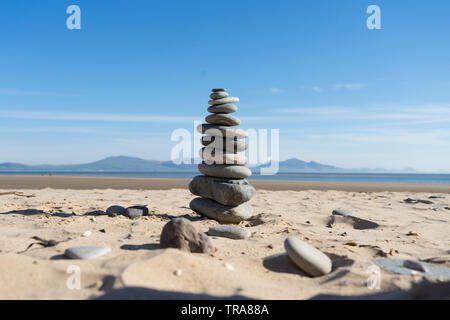 Les cheminées en pierre sur plage Llanddwyn - Anglesey, Pays de Galles, Royaume-Uni Banque D'Images