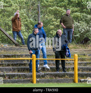 KILBIRNIE, ÉCOSSE - 26 MAI 2019 : Les gens regardent l'Fitba charité grands match. Banque D'Images