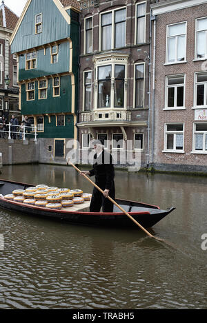 Un fromage fermier dans la ville néerlandaise d'Alkmaar transportant ses fromages sur un petit bateau dans les canaux Banque D'Images