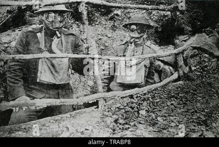 Cette photo, datant d'avant 1922, a trait à la Première Guerre mondiale. Le sous-titre suivant : Marines en attente d'une attaque au gaz. Les Marines des États-Unis ont été surnommé, a diet Teufle ou Devil Dogs. Banque D'Images