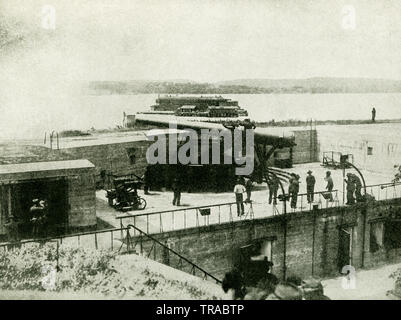 Cette photo, datant d'avant 1922, a trait à la Première Guerre mondiale. Le sous-titre suivant : CES ARMES GÉANT GARDE CÔTIÈRE ET LE PORT DE NEW YORK REPRÉSENTENT LES TYPES UTILISÉS SUR LA CÔTE DES États-unis Y COMPRIS LE CANAL DE PANAMA Banque D'Images