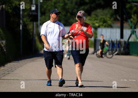 Brighton, UK. 01 Juin, 2019. Angleterre fans faire leurs vers le stade avant le coup d'envoi. Angleterre Femmes v Néo-zélandaises, 'La route de France' series match amical au stade Amex à Brighton le samedi 1er juin 2019. Ce droit ne peut être utilisé qu'à des fins rédactionnelles. Usage éditorial uniquement, licence requise pour un usage commercial. Aucune utilisation de pari, de jeux ou d'un seul club/ligue/dvd publications. pic par Steffan Bowen/Andrew Orchard la photographie de sport/Alamy live news Crédit : Andrew Orchard la photographie de sport/Alamy Live News Crédit : Andrew Orchard la photographie de sport/Alamy Banque D'Images