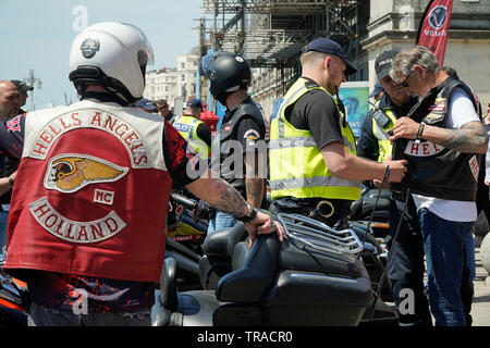 Police recherche Hells Angels à la 50e anniversaire de rendez-vous sur le front de mer de Brighton, East Sussex UK, 1er juin 2019 Banque D'Images