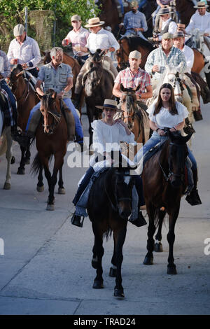 Benamargosa Romeria 2019. Les villageois de faire le pèlerinage le long de la rivière à sec dans le village de Crévoux à l'honneur de la Vierge de la puriste. Banque D'Images