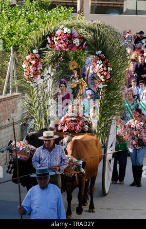 Benamargosa Romeria 2019. Les villageois de faire le pèlerinage le long de la rivière à sec dans le village de Crévoux à l'honneur de la Vierge de la puriste. Banque D'Images