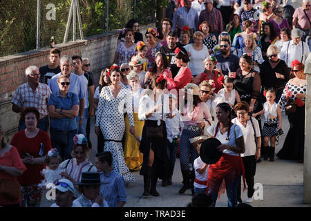 Benamargosa Romeria 2019. Les villageois de faire le pèlerinage le long de la rivière à sec dans le village de Crévoux à l'honneur de la Vierge de la puriste. Banque D'Images