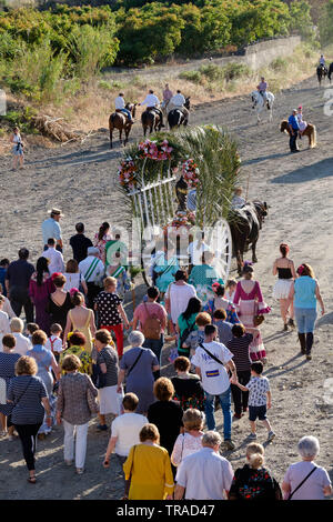 Benamargosa Romeria 2019. Les villageois de faire le pèlerinage le long de la rivière à sec dans le village de Crévoux à l'honneur de la Vierge de la puriste. Banque D'Images