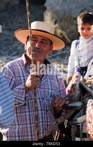 Benamargosa Romeria 2019. Les villageois de faire le pèlerinage le long de la rivière à sec dans le village de Crévoux à honorer la Vierge de la puriste. Banque D'Images