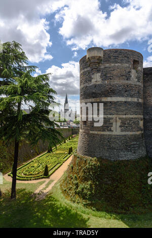 Le Château d'Angers sur un jour de printemps ensoleillé dans la vallée de la Loire, France Banque D'Images