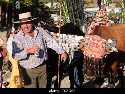 Benamargosa Romeria 2019. Les villageois de faire le pèlerinage le long de la rivière à sec dans le village de Crévoux à honorer la Vierge de la puriste. Banque D'Images