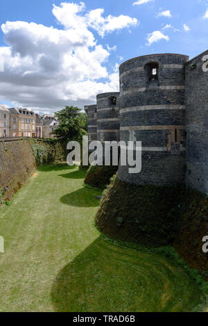 L'ancien fossé avant le Château d'Angers sur un jour de printemps ensoleillé dans la vallée de la Loire, France Banque D'Images