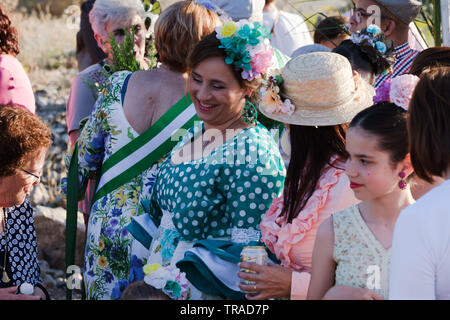 Benamargosa Romeria 2019. Les villageois de faire le pèlerinage le long de la rivière à sec dans le village de Crévoux à honorer la Vierge de la puriste. Banque D'Images