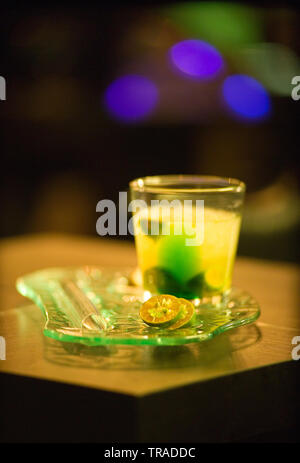 Beau portrait d'un verre de caipirinha, le cocktail national composé de chaux, de rhum et de cachaca Banque D'Images