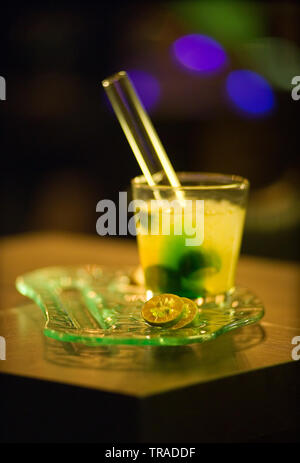 Beau portrait d'un verre de caipirinha, le cocktail national composé de chaux, de rhum et de cachaca Banque D'Images