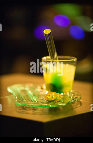 Beau portrait d'un verre de caipirinha, le cocktail national composé de chaux, de rhum et de cachaca Banque D'Images