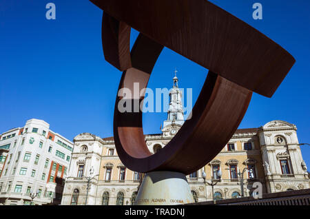 Bilbao, Biscaye, Pays Basque, Espagne : l'Alternative ovoide ovoïdes (variante de la Desocupación de la Esfera) sculpture de l'artiste Jorge Oteiza next Banque D'Images