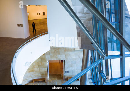 Bilbao, Biscaye, Pays Basque, Espagne : High angle view à l'intérieur du Musée Guggenheim d'art moderne et contemporain conçu par l'architecte Frank Gehry. Banque D'Images