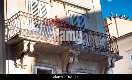 Méditerranée et Vintage balcon avec des fleurs rouges dans la ville portuaire de Rijeka en Croatie Banque D'Images