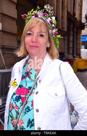 Festival de la rue King de Manchester et Flower Show a ouvert ses portes pendant deux jours le 1er juin 2019, avec la performance, de la musique et des fleurs créatif s'affiche. Le festival a un thème rétro des années 60. Une femme porte la couronne de fleurs qu'elle a fait elle-même. Banque D'Images