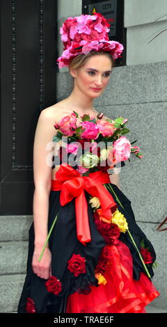 Festival de la rue King de Manchester et Flower Show a ouvert ses portes pendant deux jours le 1er juin 2019, avec la performance, de la musique et des fleurs créatif s'affiche. Le festival a un thème rétro des années 60. Une femme un look floral modèles. Banque D'Images