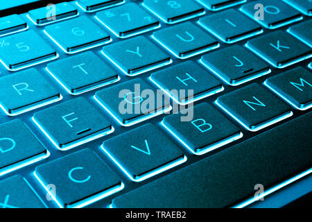 Libre d'un clavier d'ordinateur portable argent moderne. Clavier d'ordinateur portable. Détail de la nouvelle et ergonomique clavier de l'ordinateur. Des tons bleus Banque D'Images