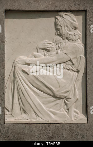 Détail de la mère et le fils gravée sur marbre en monument à Gand. Lieu d'une intense vie culturelle et gothiques en Belgique. Banque D'Images