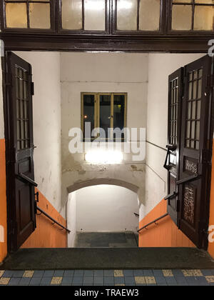 En passant par le tunnel à la plate-forme de l'ancienne gare ferroviaire. L'éclairage d'escalier avec corridor dans l'ancien bâtiment de nuit. Banque D'Images