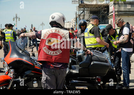 Police recherche Hells Angels à la 50e anniversaire de rendez-vous sur le front de mer de Brighton, East Sussex UK, 1er juin 2019. Banque D'Images