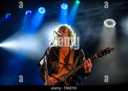 Chanteur et guitariste Johnny Borrell de Razorlight à l'exécution de la scène Fest festival Run à Bowood House & Gardens, Wiltshire. Banque D'Images