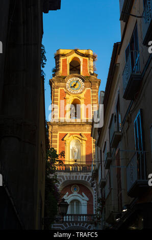 La cathédrale a Tower-Bishop Bell's Palace à Sorrente, une ville donnant sur la baie de Naples en Italie du Sud. Banque D'Images